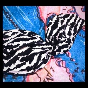 Victoria’s Secret bikini top in black & white